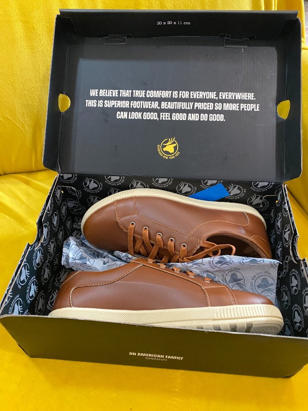 NIB Deer Stags Kane Boys Size 5M Dark Tan Cream Memory Foam Sneakers